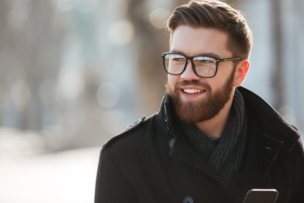 Wielu mężczyzn jest zmuszonych do noszenia okularów korekcyjnych z powodu konkretnej wady wzroku