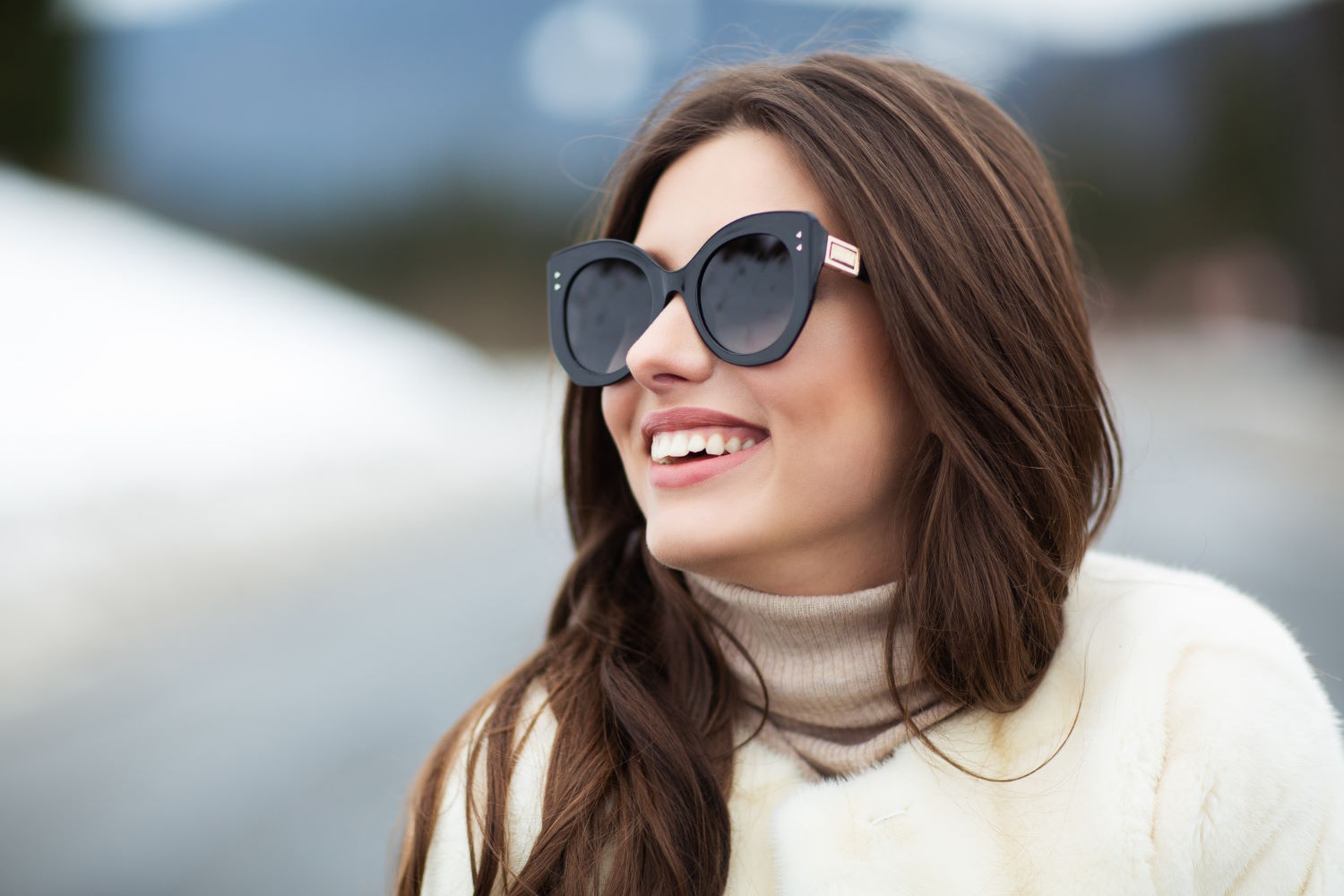 Okulary przeciwsłoneczne to nie tylko element ochrony przed szkodliwym promieniowaniem słonecznym, ale również modny dodatek do naszej stylizacji