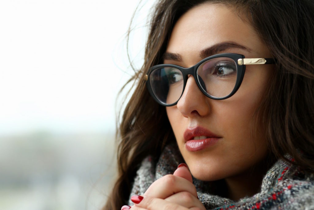Wybierając okulary Versace, warto zwrócić uwagę na kilka ważnych czynników